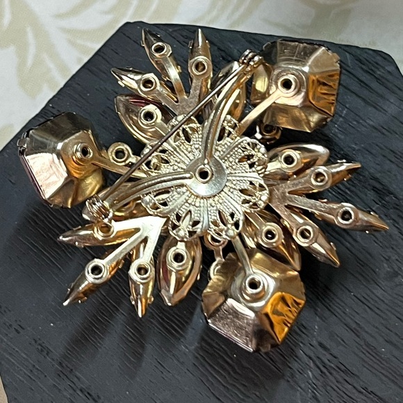•vintage• red starburst brooch - Picture 6 of 9